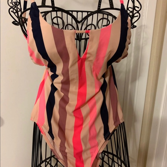 One piece swimsuit - Picture 2 of 3